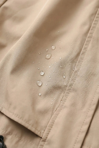 Detalle de chubasquero beige mujer repelente al agua con gotas, moda CHICA del Sur