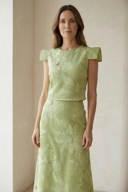 Conjunto de mujer verde manzana con flores bordadas, ideal para primavera o eventos elegantes.