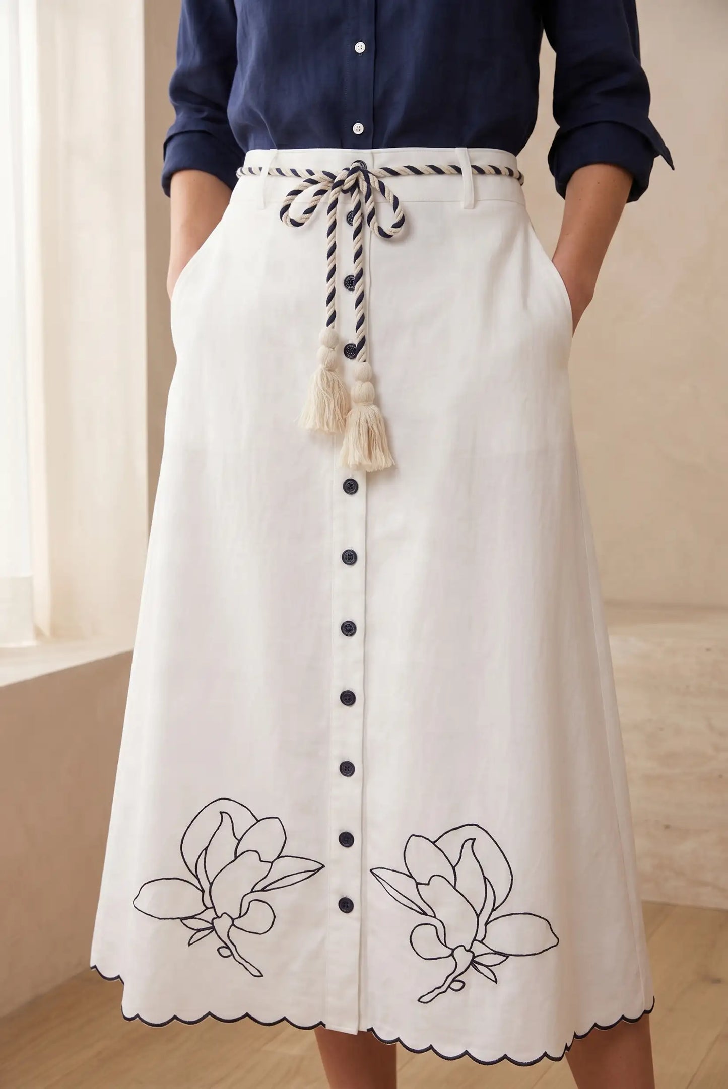 Falda Blanca Bordada con detalles azul marino y cinturón Marinero