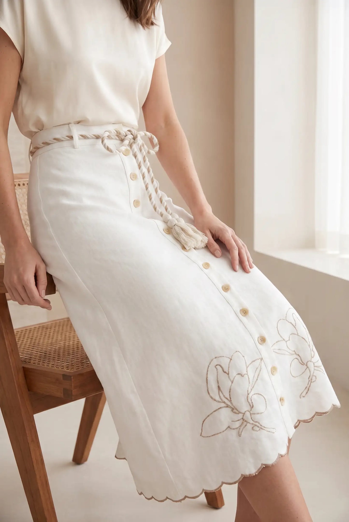 Falda Midi Blanca Bordada para Mujer con Cinturón de Cuerda