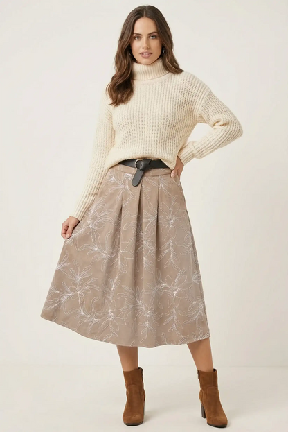 Mujer con falda larga beige floral y suéter beige, moda femenina casual CHICA del Sur