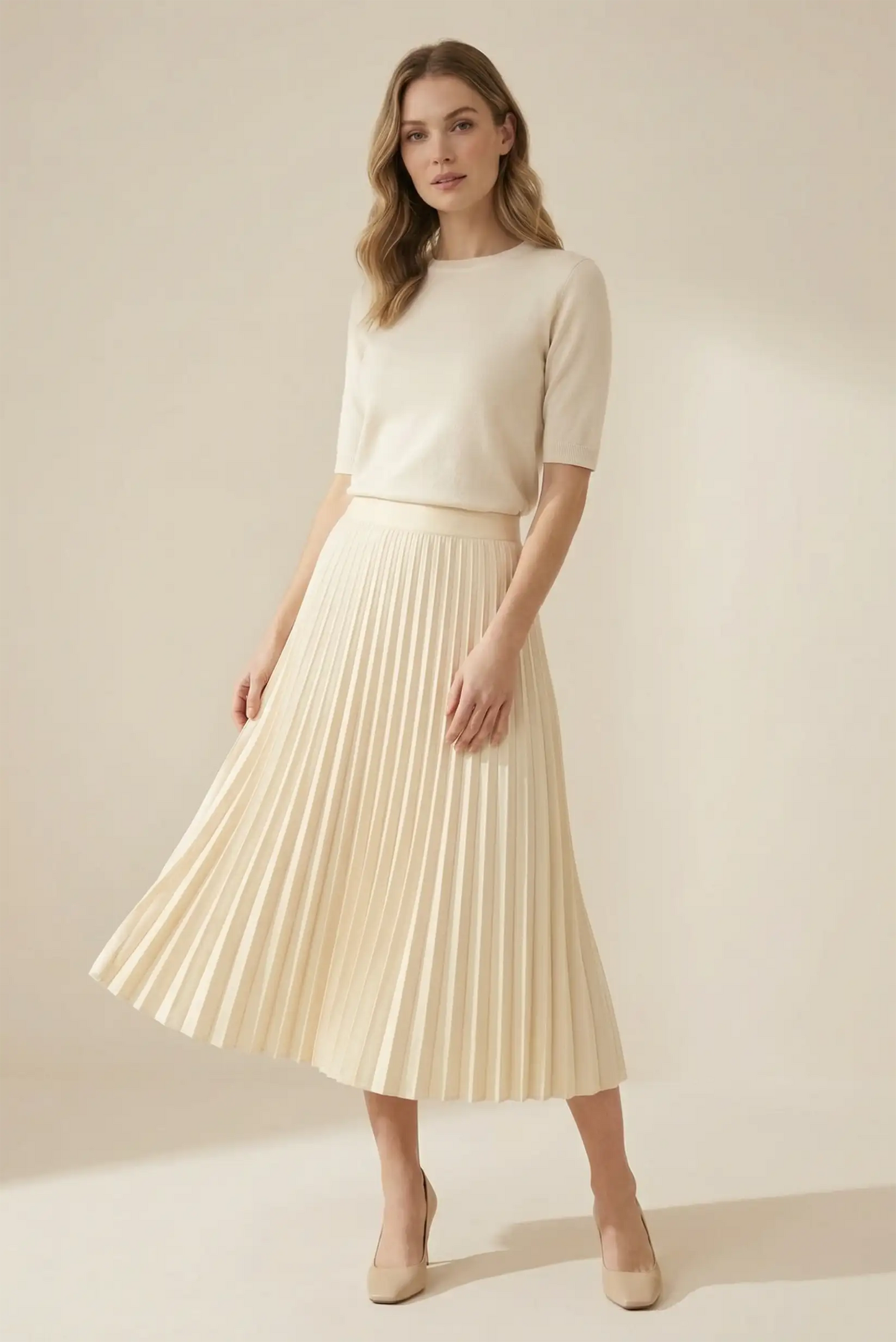 Mujer con falda larga plisada beige y blusa clara, moda femenina casual CHICA del Sur