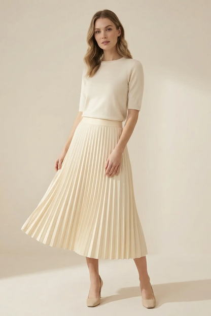 Mujer con falda larga plisada beige y blusa clara, moda femenina casual CHICA del Sur