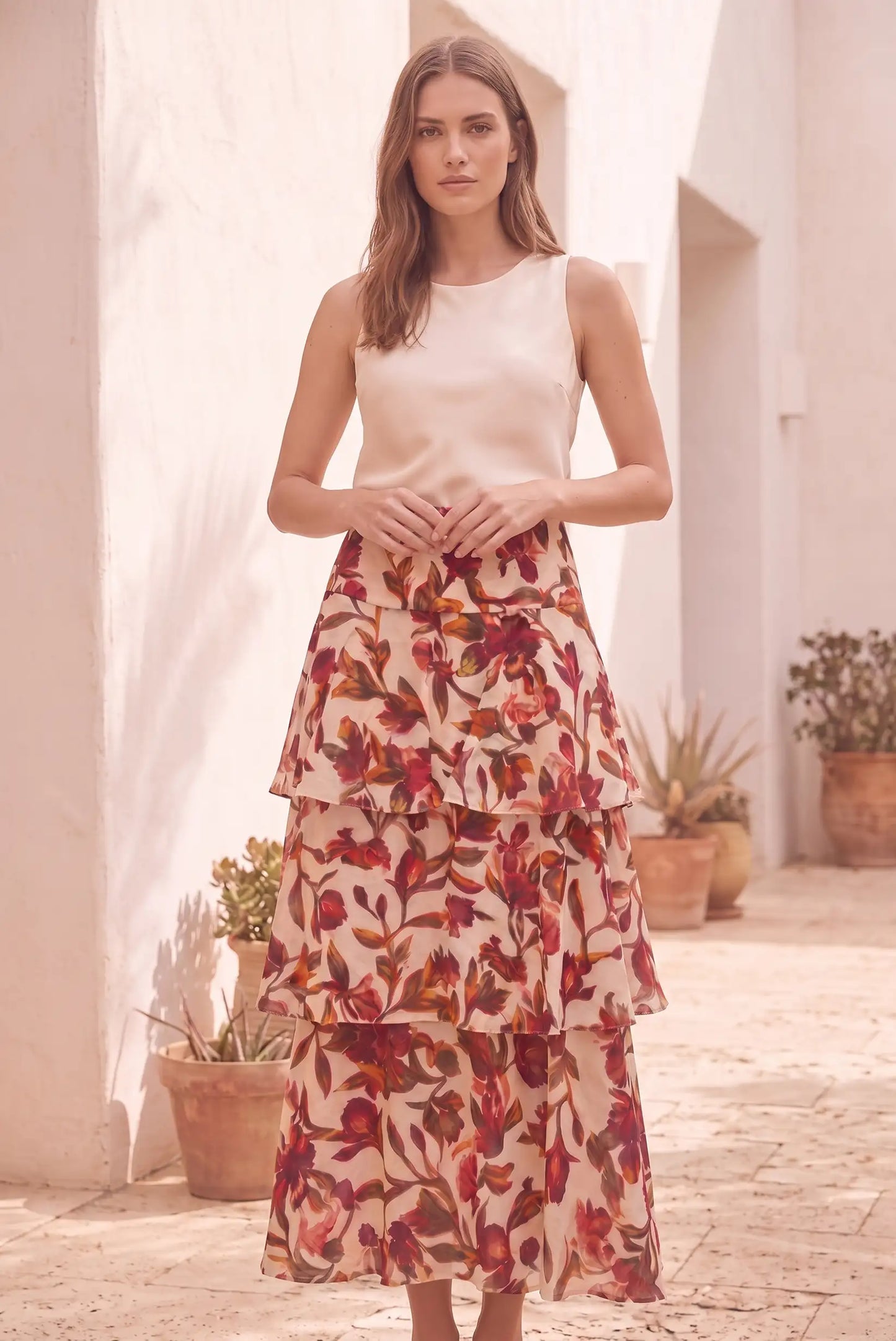 Vestido floral con capas y top sin mangas, ideal para primavera y verano