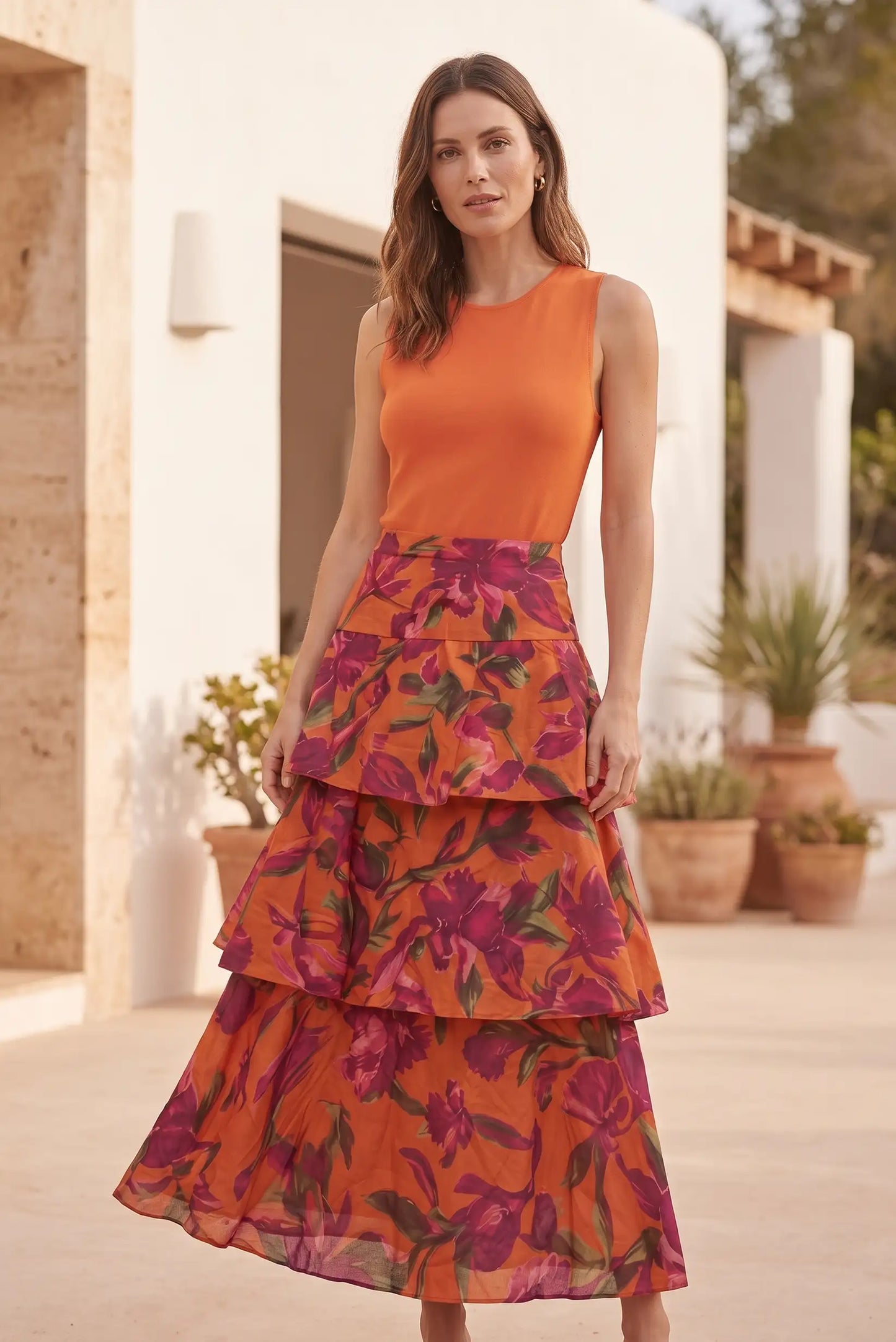 Vestido naranja con falda floral de capas, moda femenina verano