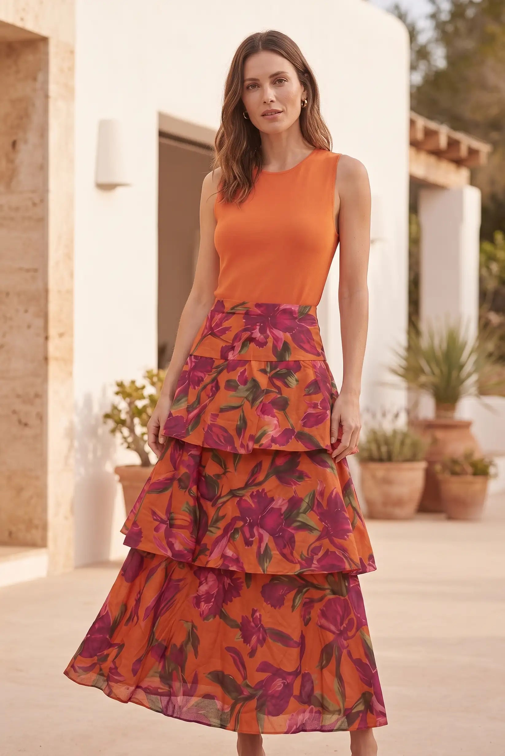 Vestido naranja con falda floral de capas, moda femenina verano