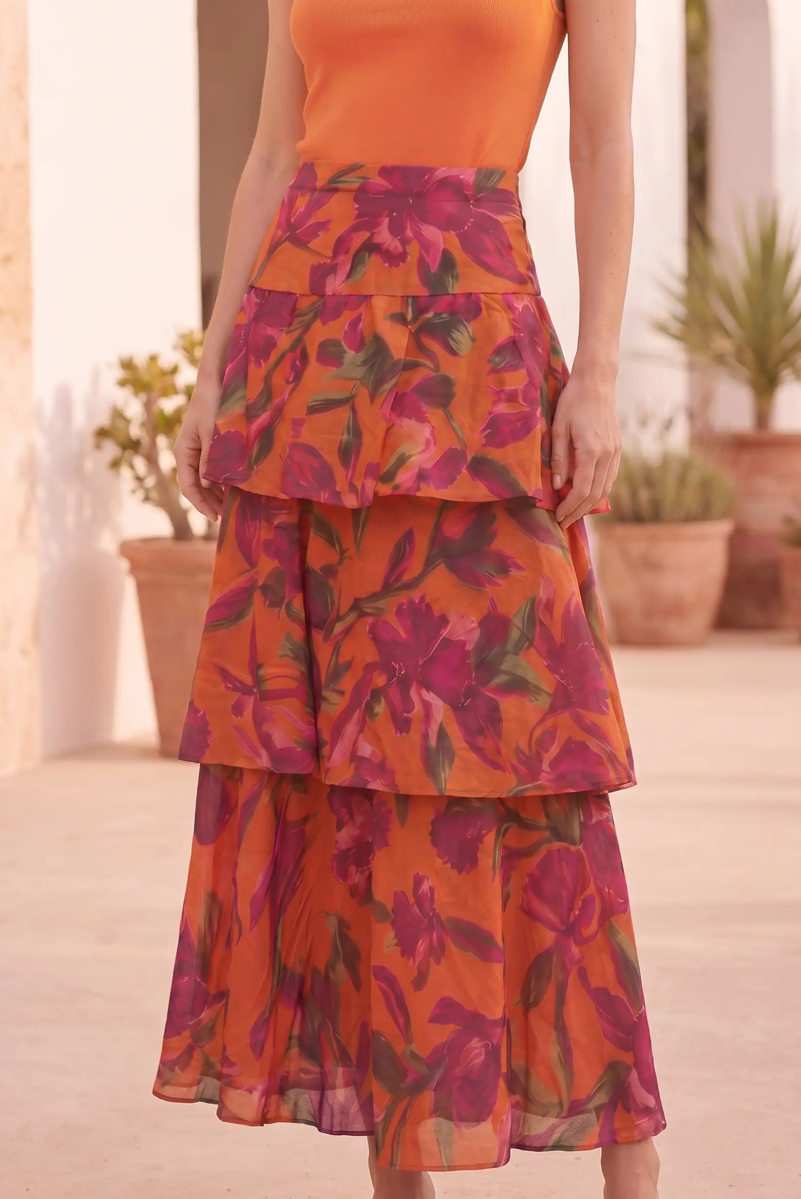Falda larga floral naranja con capas, ideal para moda femenina de verano