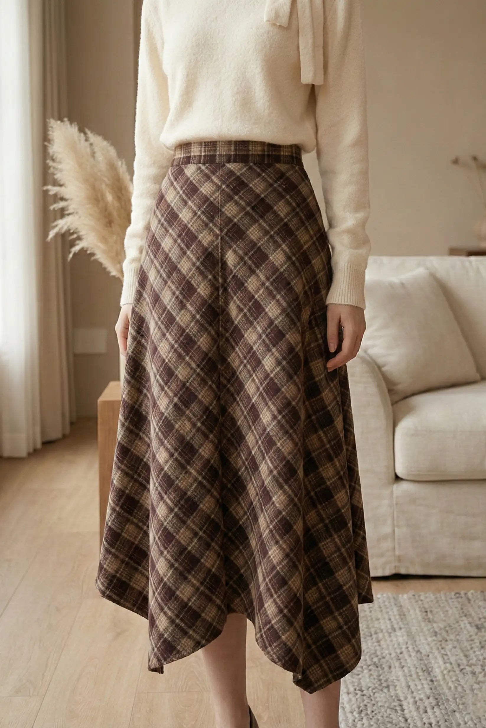 Falda larga mujer con cuadros burdeos y marrón en ambiente interior con sofá beige