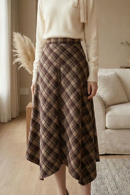 Falda larga mujer con cuadros burdeos y marrón en ambiente interior con sofá beige