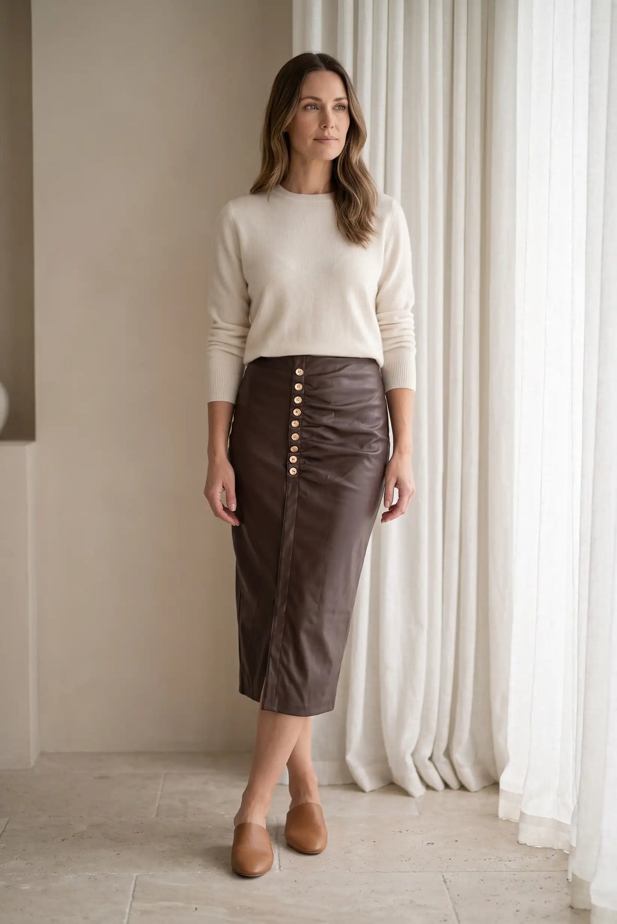 Falda Midi de Polipiel Burdeos con Botones Dorados para Mujer