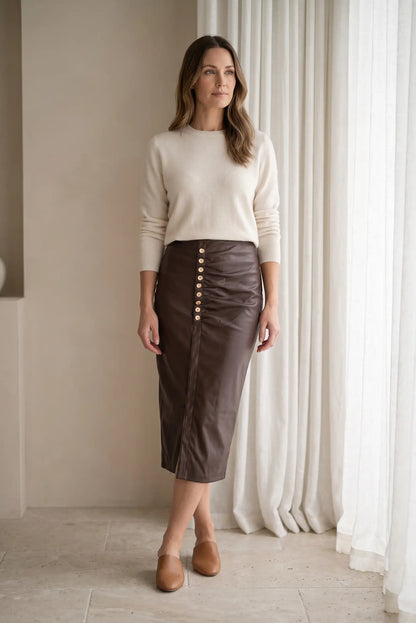 Falda Midi de Polipiel Burdeos con Botones Dorados para Mujer