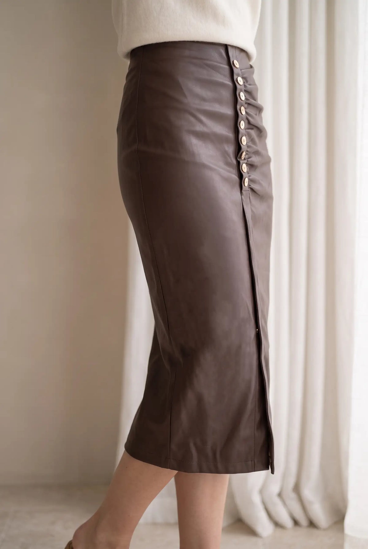 Falda Midi de Polipiel Burdeos con Botones Dorados para Mujer