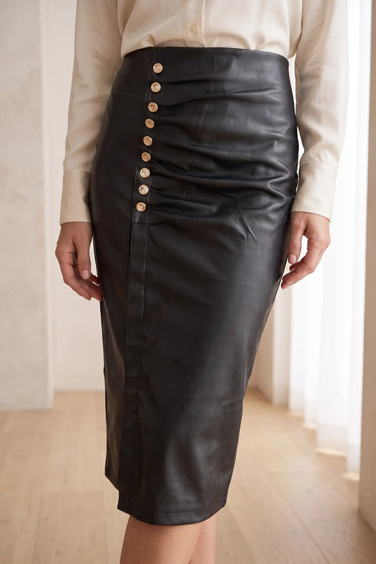 Falda midi de efecto piel negra con botones dorados frontales de CHICA del Sur
