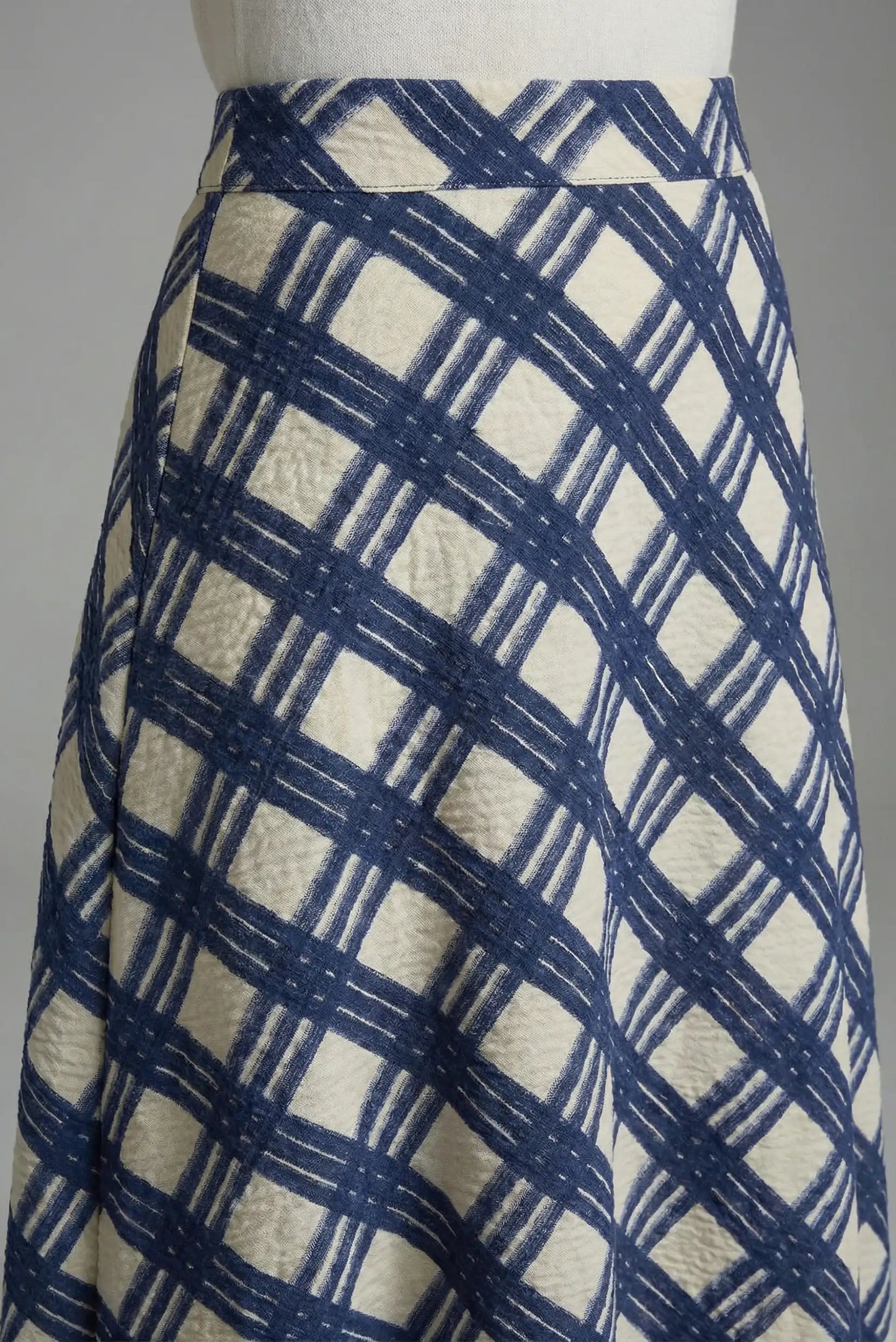 Falda larga mujer CHICA del Sur con rombos azules, moda femenina casual elegante.