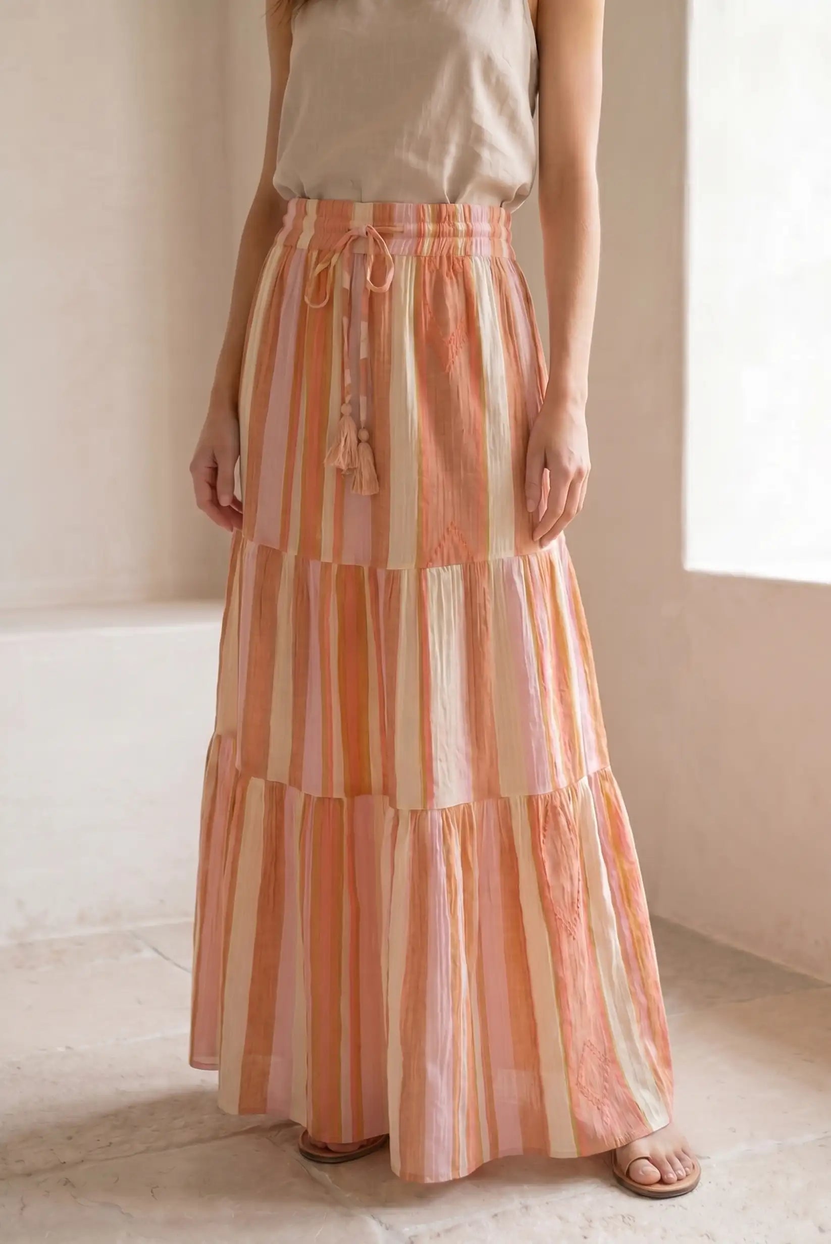 Falda larga de rayas naranjas y rosas, corte fluido, estilo casual, ideal para primavera.