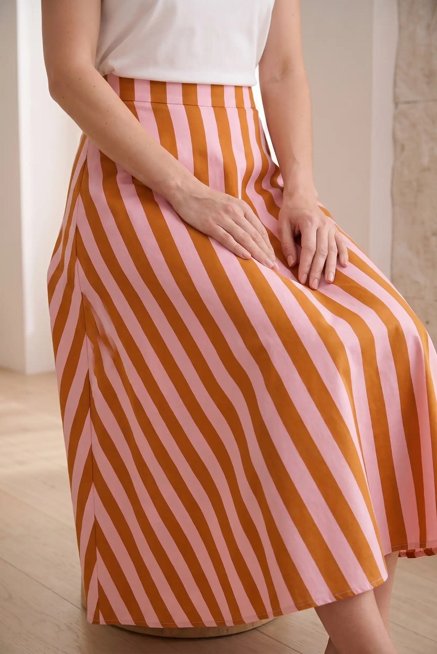 Falda larga de rayas rosas y naranjas, look casual femenino de primavera