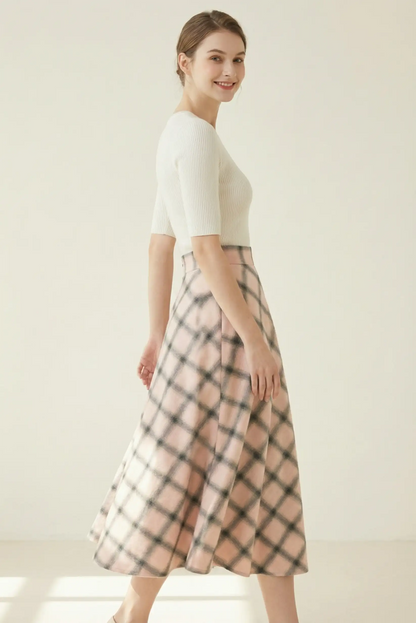 Mujer con falda larga rosa de cuadros y top blanco, moda femenina casual CHICA del Sur