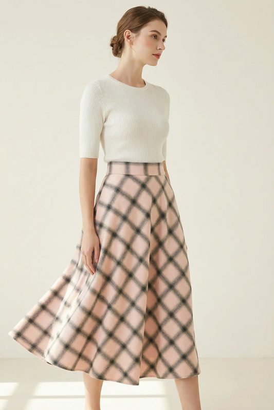 Mujer con falda larga rosa de cuadros, look casual CHICA del Sur, fondo neutro