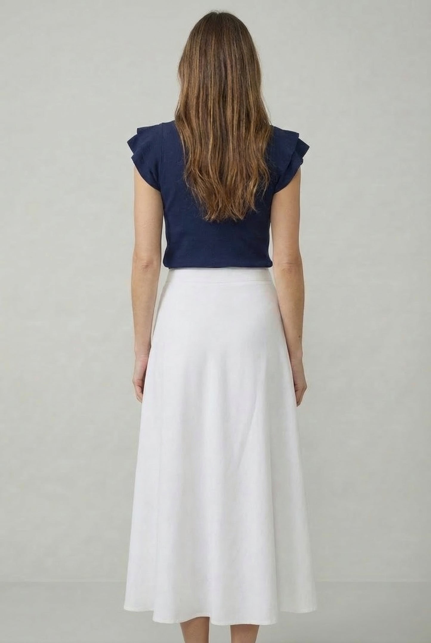 Falda blanca larga de mujer, vista trasera, blusa azul marino, moda casual primavera