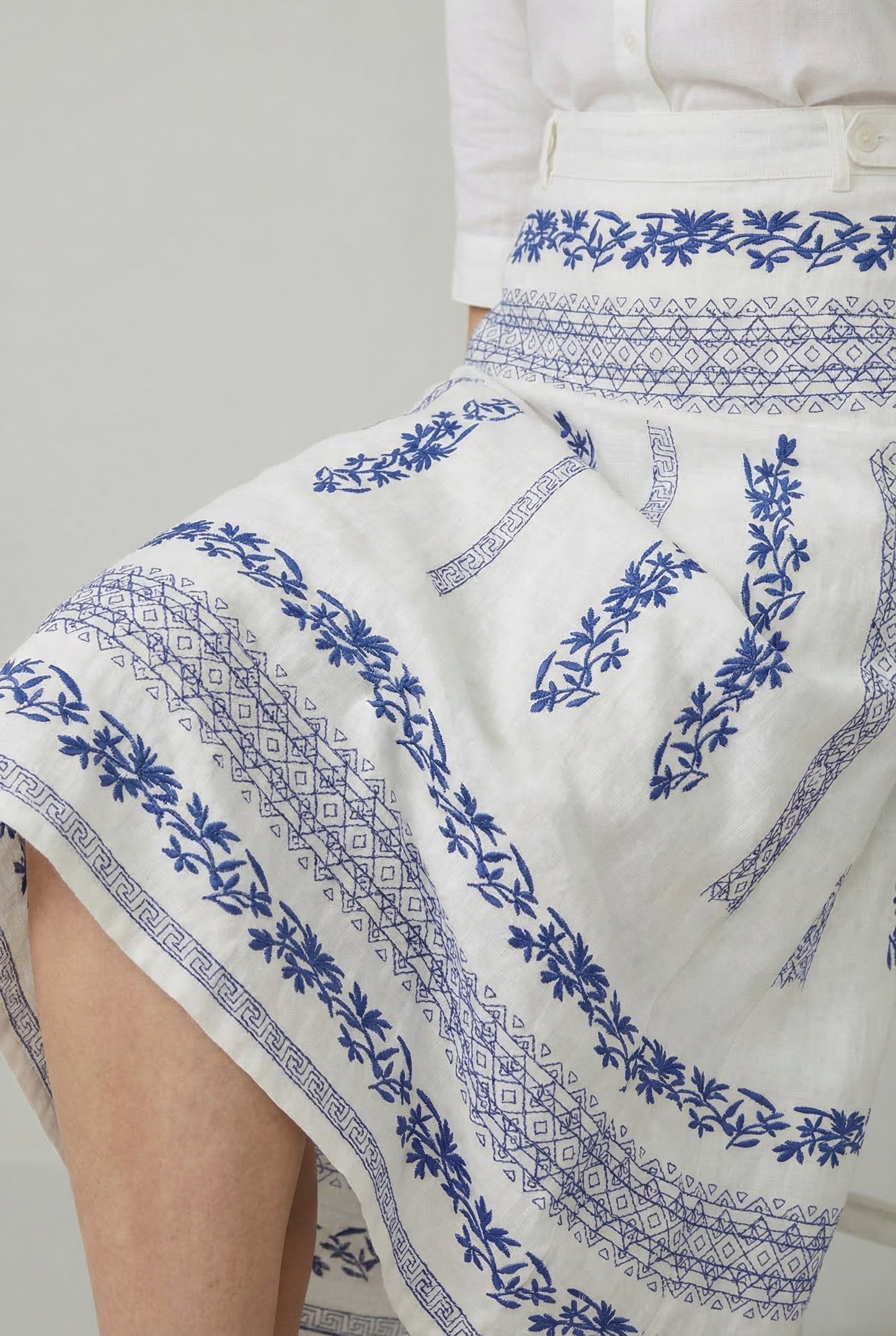 Falda mujer blanca bordada azul navy, estilo primaveral y casual, detalle floral