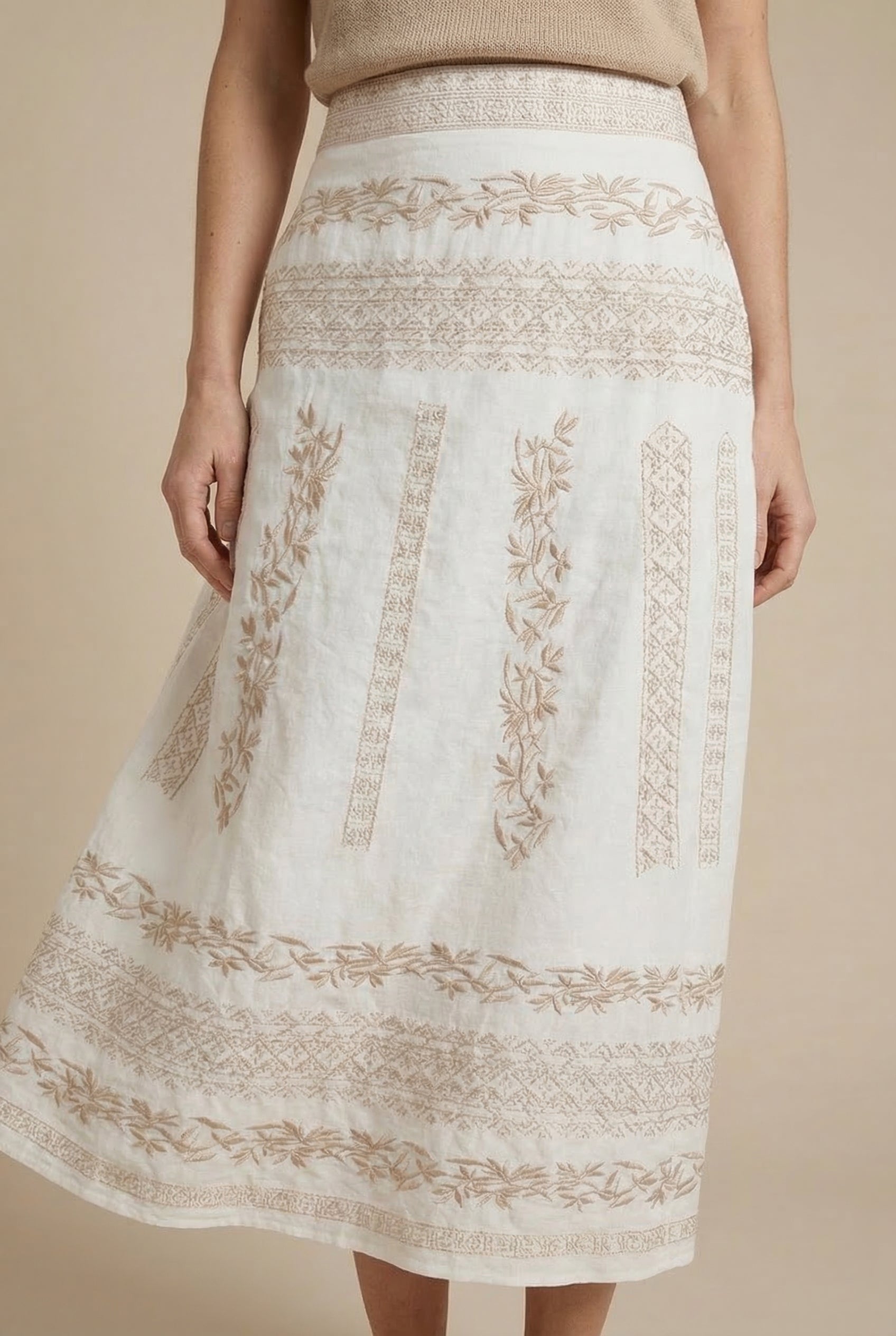 Falda blanca de mujer con bordado beige floral, estilo primavera, textura ligera y elegante