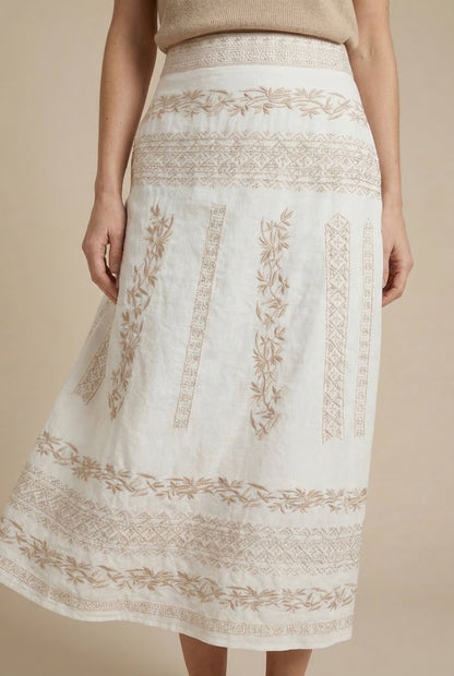 Falda blanca de mujer con bordado beige floral, estilo primavera, textura ligera y elegante