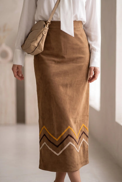 Falda midi marrón de ante con detalles en zigzag amarillo y blanco