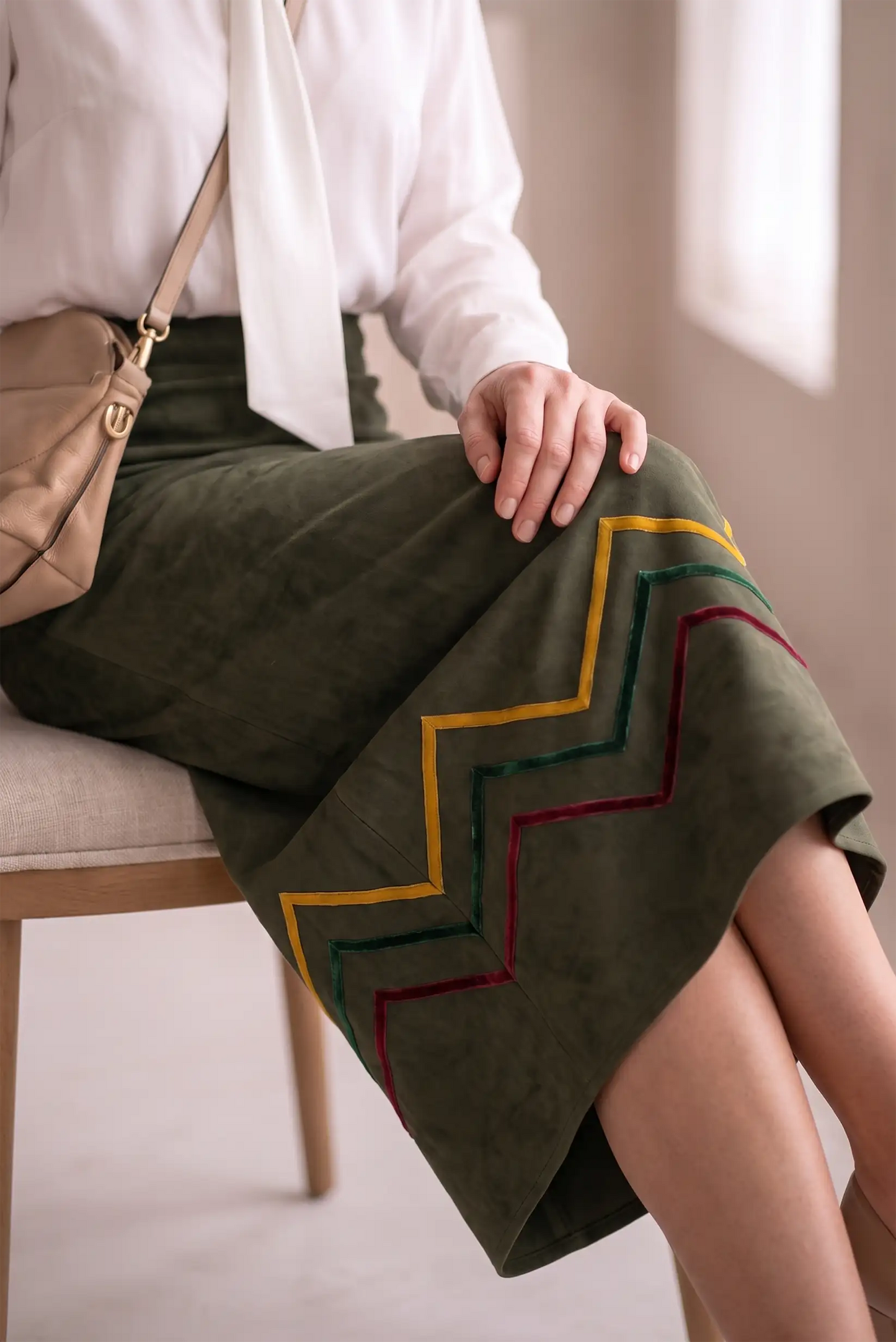 Falda midi verde oliva con bordado geométrico en zigzag colorido