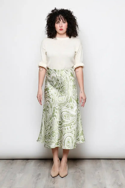 Falda Midi Satinada Verde Pistacho Mujer | Estampado Blanco Primavera 2025 - CHICA del Sur