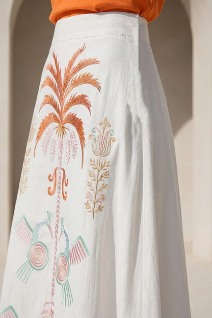 Falda blanca larga con bordados tropicales coloridos, ideal primavera verano, moda femenina casual.