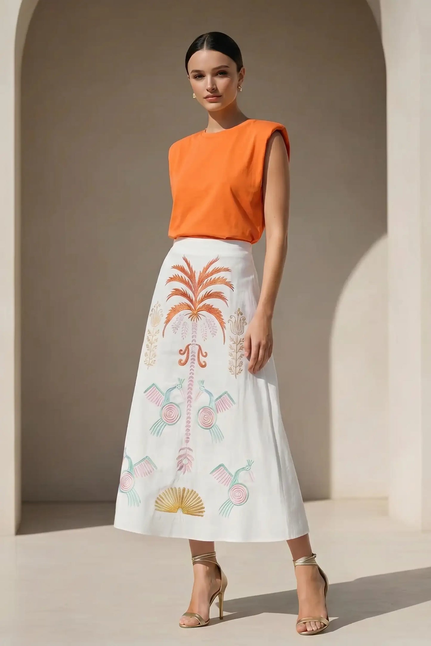 Falda blanca larga con bordados tropicales coloridos, look femenino primavera verano