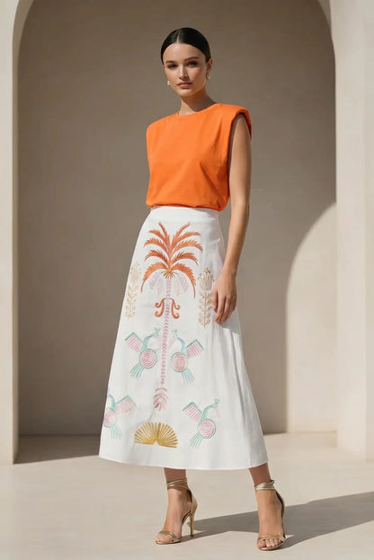Falda blanca larga con bordados tropicales coloridos, look femenino primavera verano