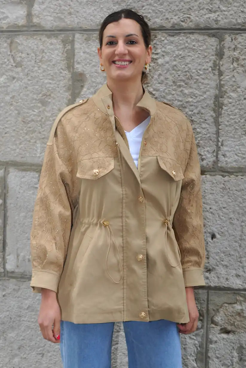 Parka gabardina beige con encaje y brillo – ajustable y con cremallera