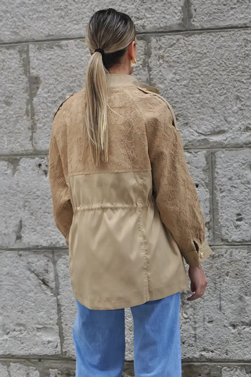 Parka gabardina beige con encaje y brillo – ajustable y con cremallera