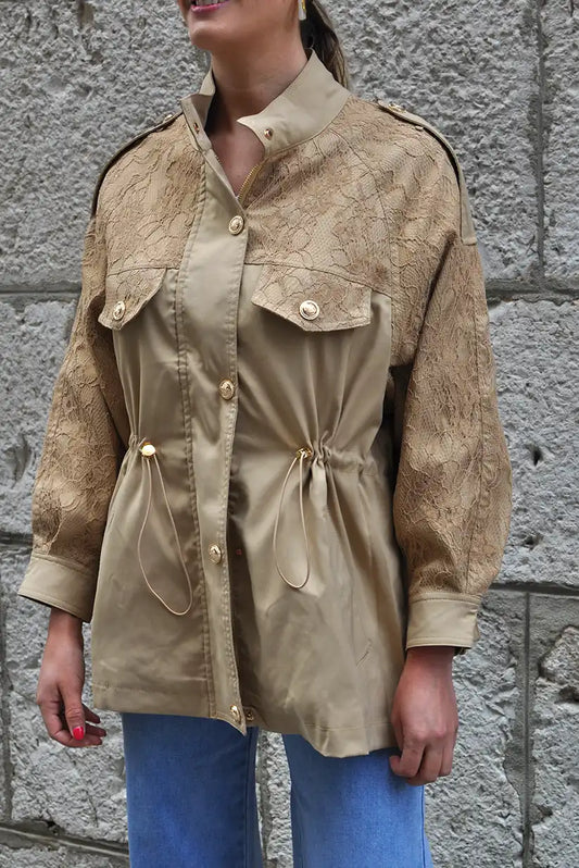 Parka gabardina beige con encaje y brillo – ajustable y con cremallera