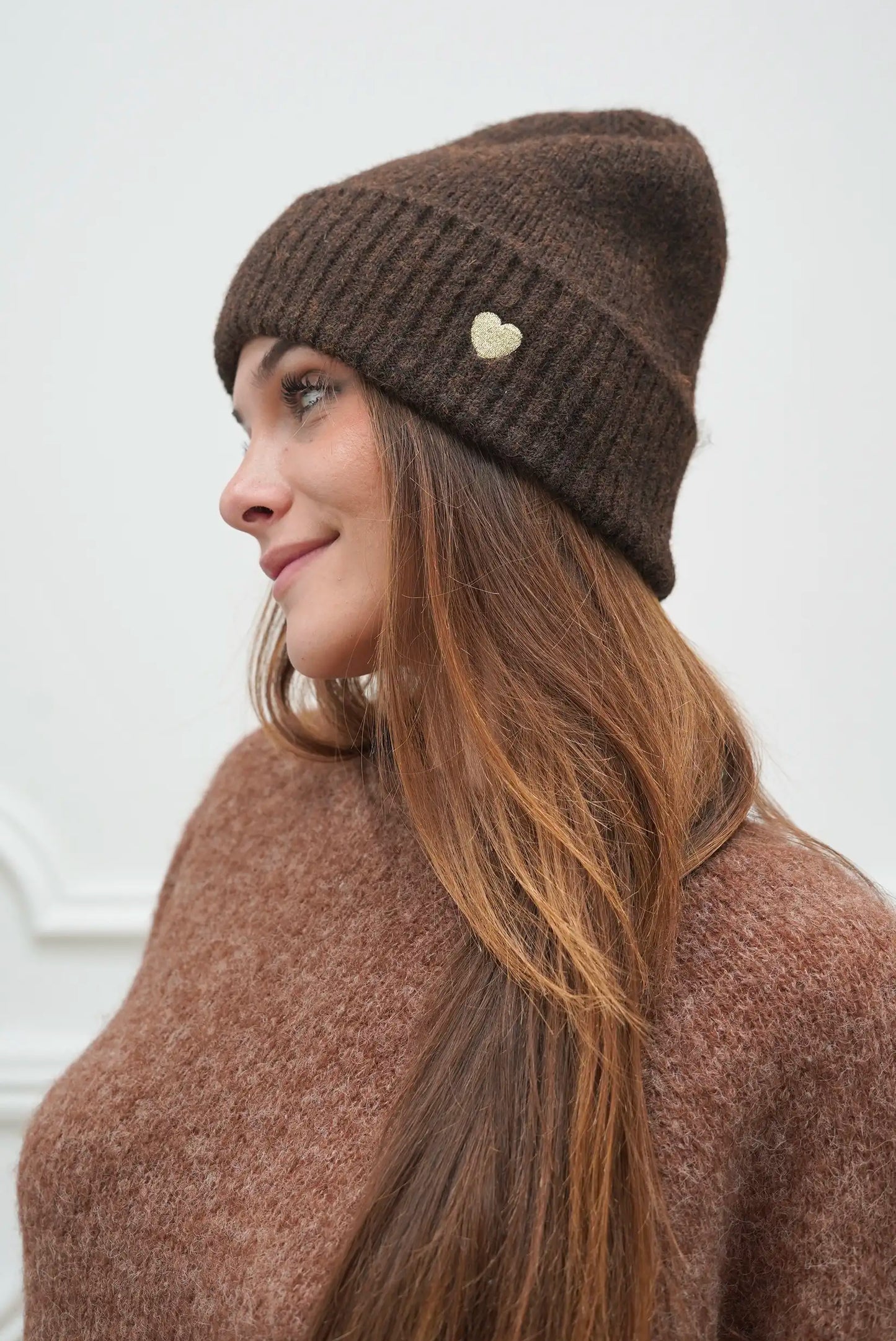 Gorro mujer marrón chocolate invierno corazón bordado