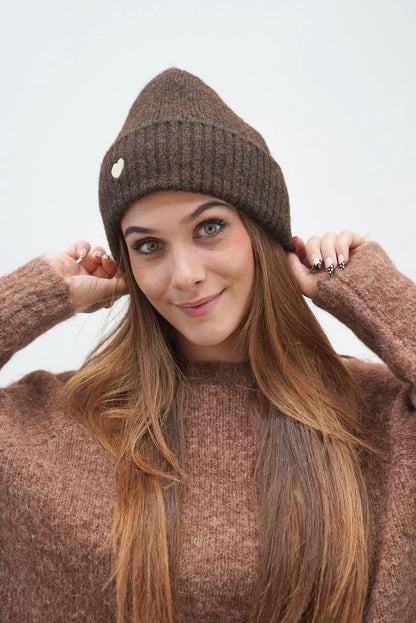 Gorro mujer marrón chocolate invierno corazón bordado