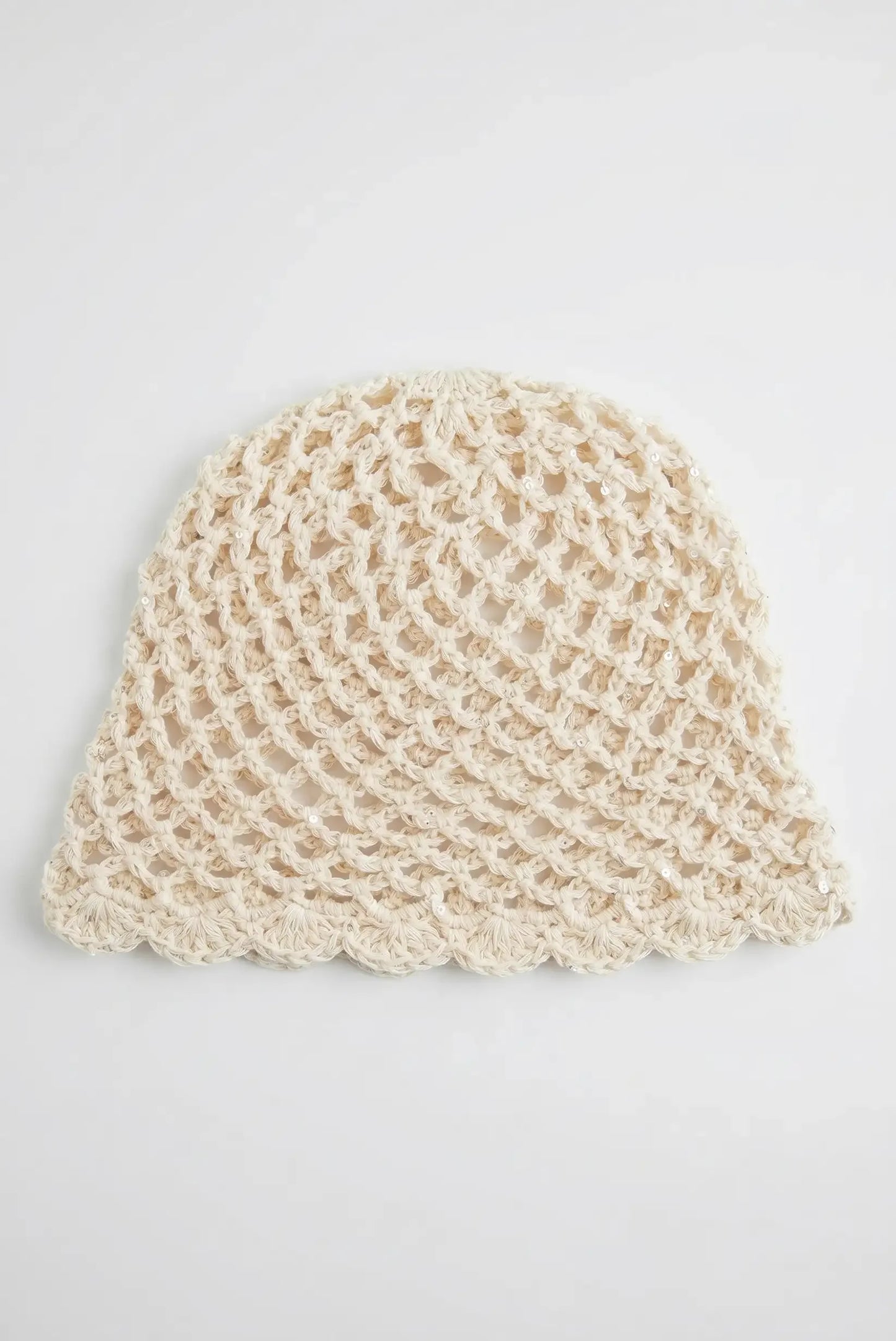Gorro de crochet beige con detalles de lentejuelas y borde ondulado, ideal para moda femenina