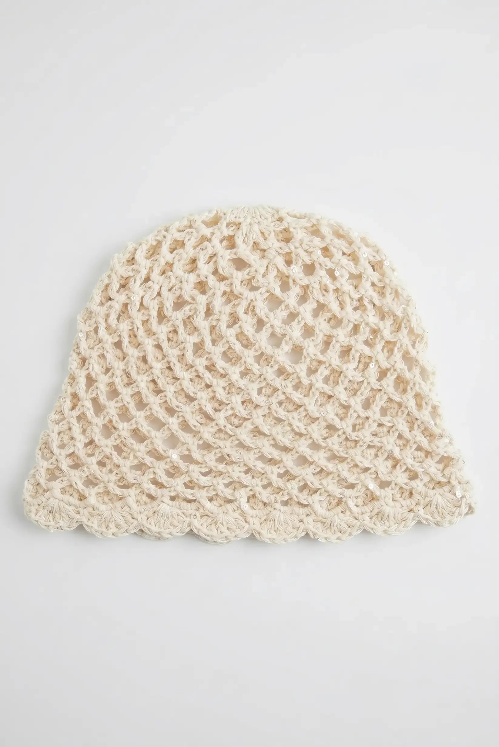 Gorro de crochet beige con detalles de lentejuelas y borde ondulado, ideal para moda femenina