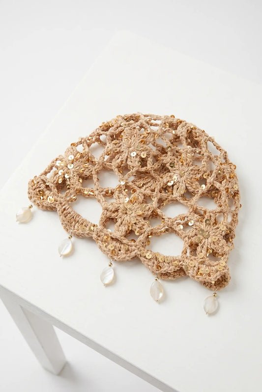 Gorro malla de crochet calado marron con lentejuelas y abalorios