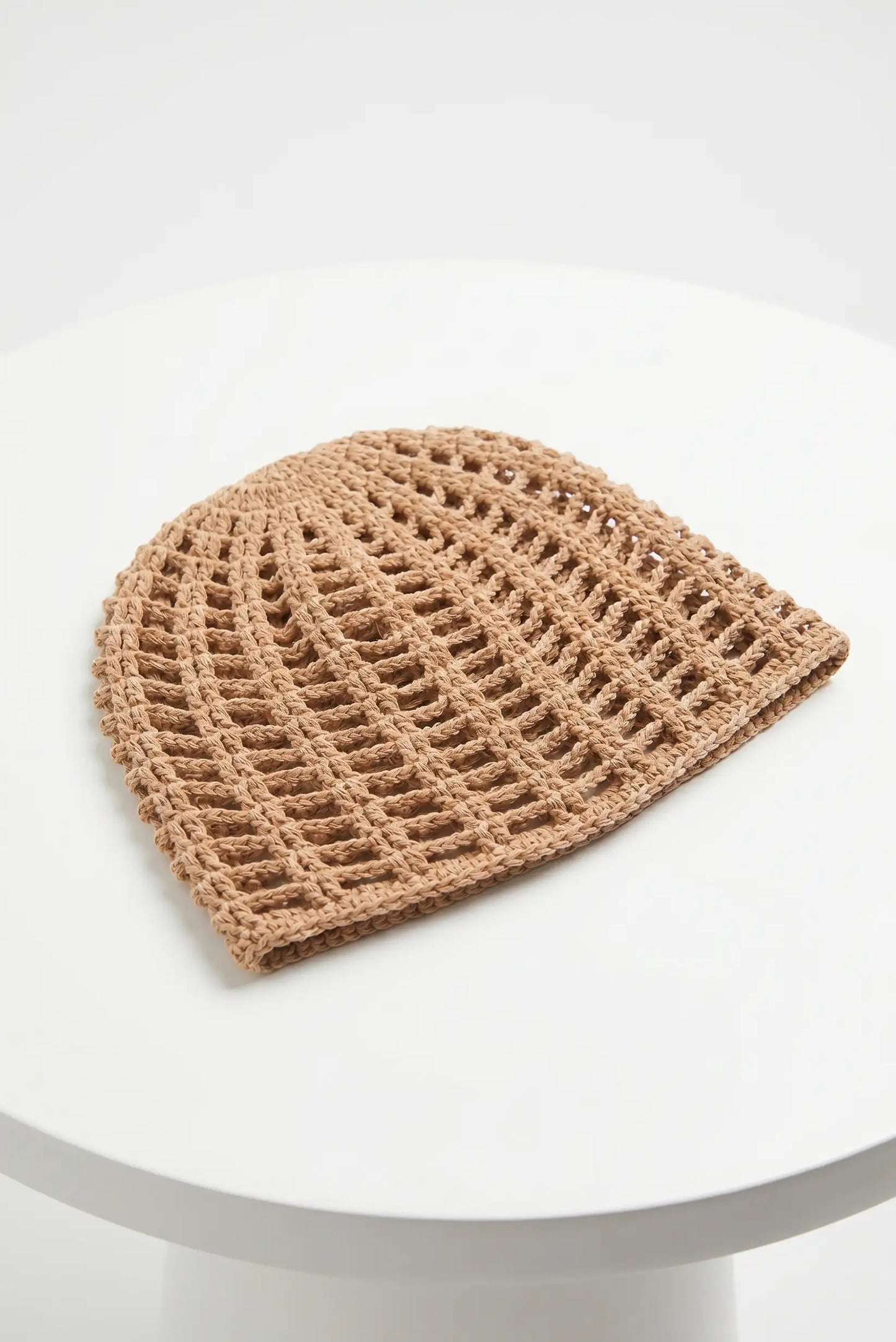 Gorro malla de crochet marron calado