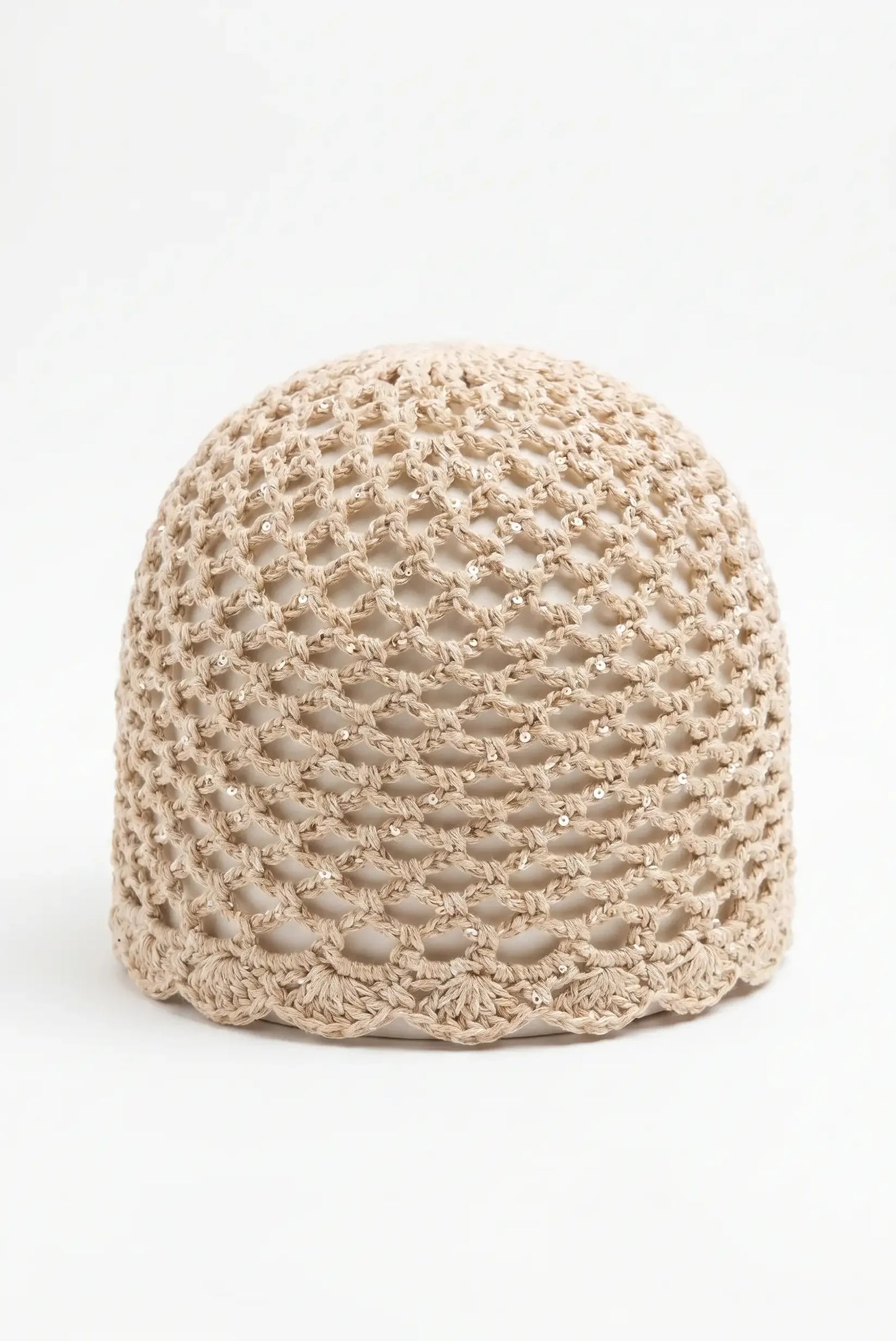 Gorro tejido beige con brillos, ideal para moda femenina y complementos elegantes