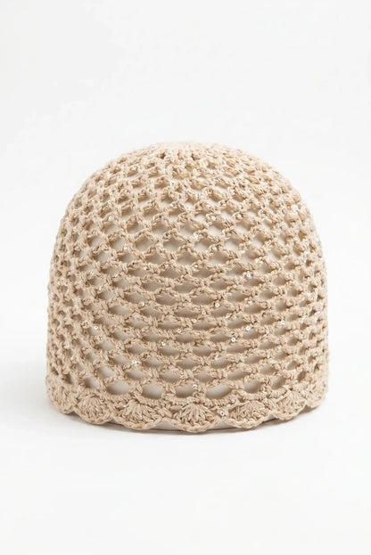 Gorro tejido beige con brillos, ideal para moda femenina y complementos elegantes