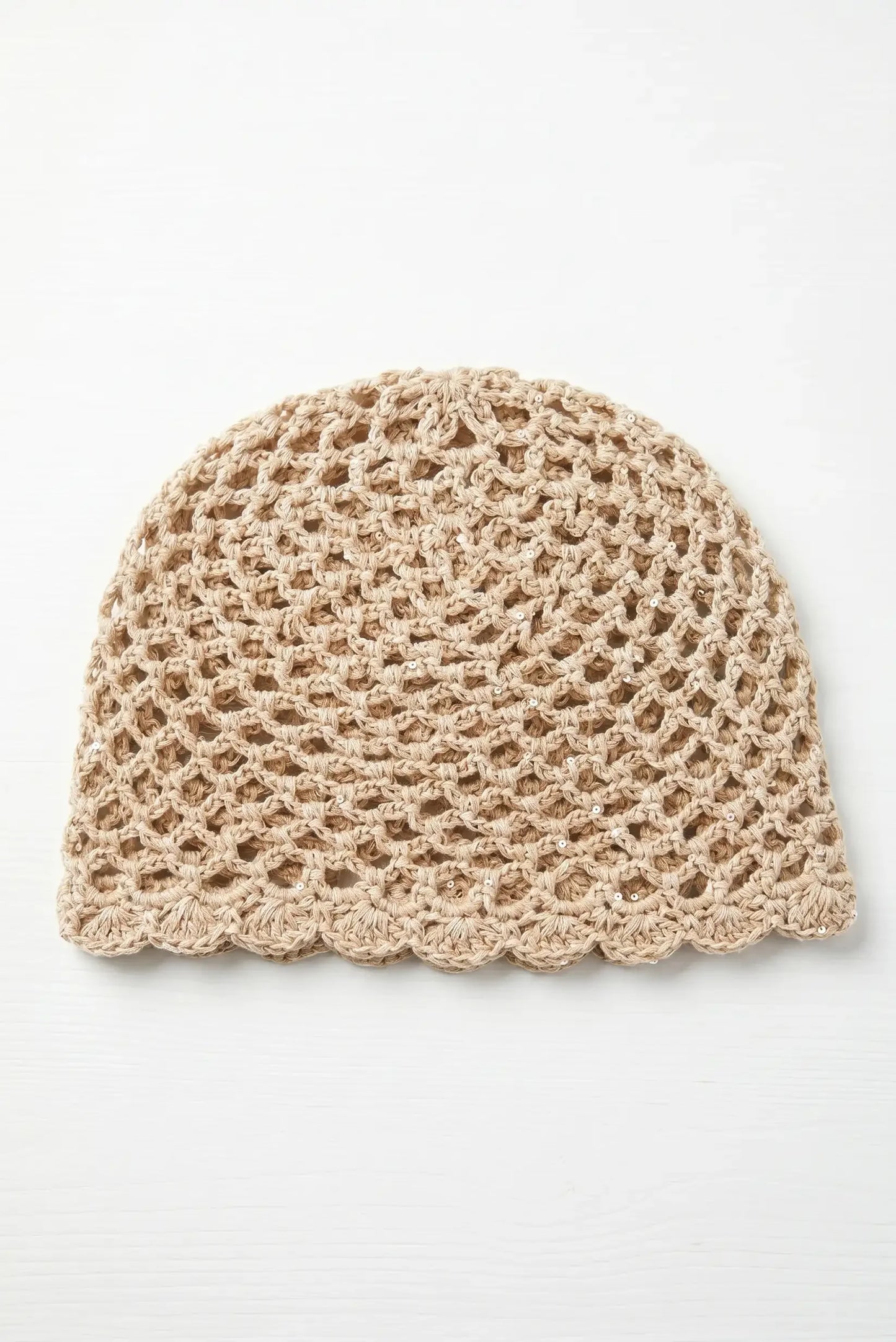 Gorro tejido beige con detalles de lentejuelas y borde ondulado, ideal para moda femenina