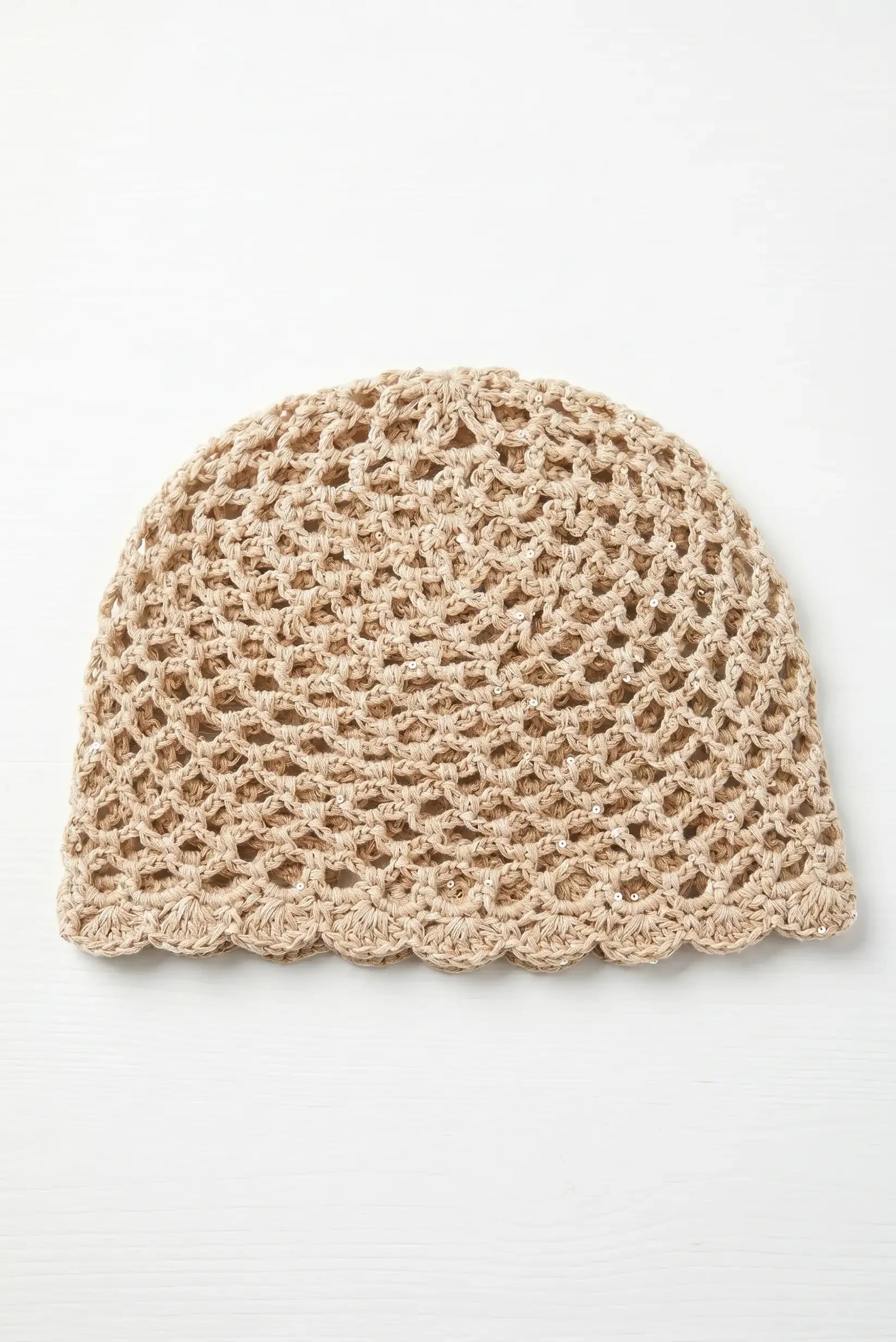 Gorro tejido beige con detalles de lentejuelas y borde ondulado, ideal para moda femenina