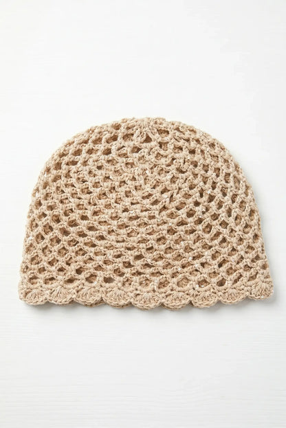 Gorro tejido beige con detalles de lentejuelas y borde ondulado, ideal para moda femenina