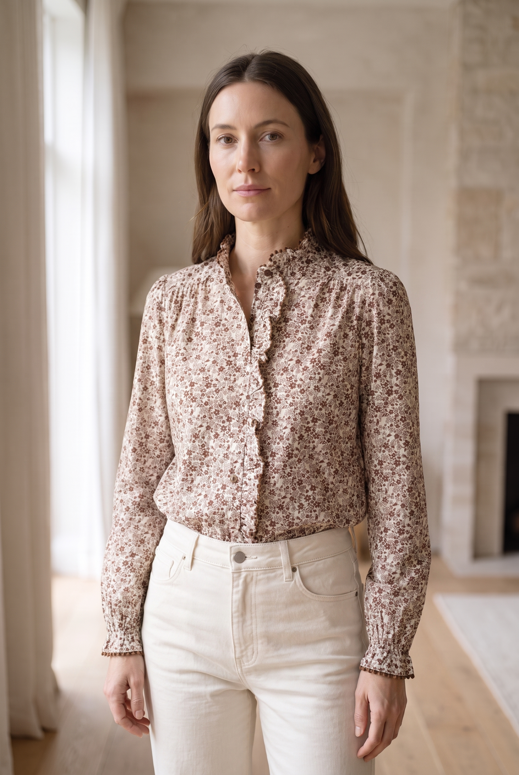 Blusa floral de manga larga con volantes y pantalón blanco, moda femenina elegante y cómoda