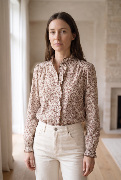 Blusa floral de manga larga con volantes y pantalón blanco, moda femenina elegante y cómoda