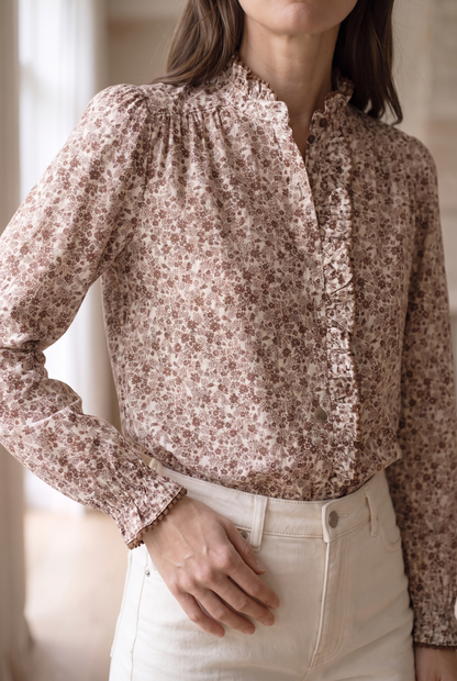 Blusa floral marrón con volantes y manga larga, ideal para looks femeninos y elegantes