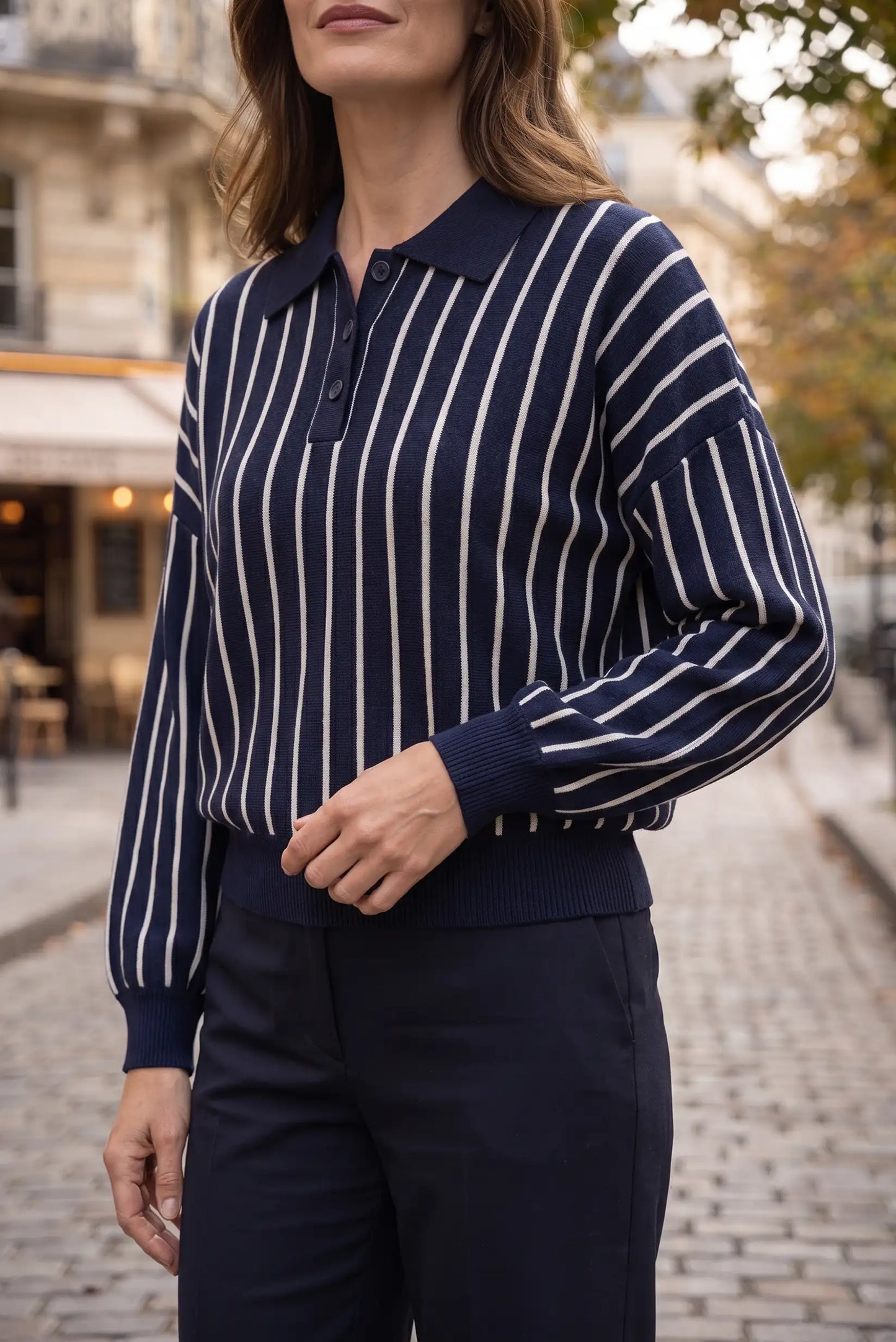 Suéter a rayas azul marino y blanco con cuello polo, ideal para moda femenina elegante y casual.
